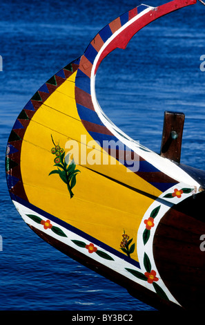 Geschmückten Bug von einem traditionellen Fischerboot vor Anker am Fluss Arade in der Algarve, Portugal Stockfoto