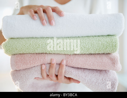 USA, New Jersey, Jersey City, Nahaufnahme Frau mit frischen Handtüchern Stockfoto