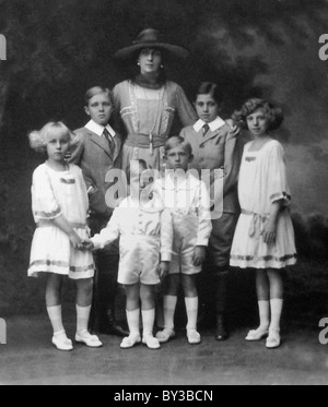 Königin Victoria Eugenia von Spanien mit ihren sechs Kindern 1918 Stockfoto