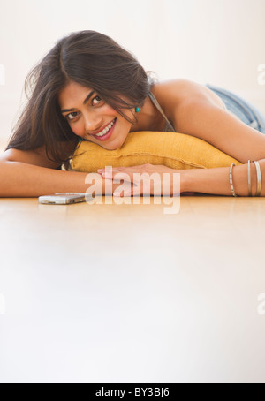USA, New Jersey, Jersey City, Porträt von attraktiven jungen Frau, die auf Boden Stockfoto