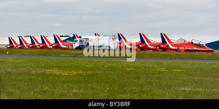 Die RAF rote Pfeile Aerobatic Teams BAE Hawk T1A Flugzeuge am Boden während einer Flugshow in Großbritannien betankt werden. Stockfoto