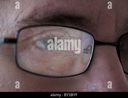Nahaufnahme des Mannes Auge mit Graph spiegelt in Gläsern Stockfoto