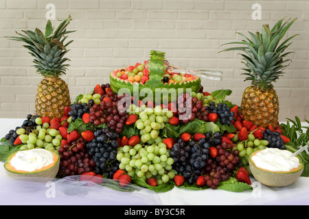 A bounty of fresh fruit is piled high into a display. Stockfoto