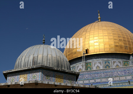 Die muslimischen Kuppel des Rock-Moschee erbaut auf dem Gelände des jüdischen Tempels in Jerusalem, Israel ist mit persischen bedeckt. Stockfoto