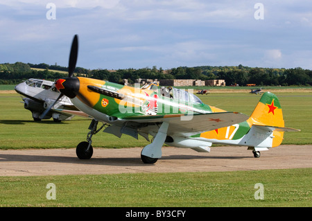 Jak-9UM russische Kampfflugzeuge nach Anzeige bei Duxford Flying Legends Airshow in Rollen Stockfoto