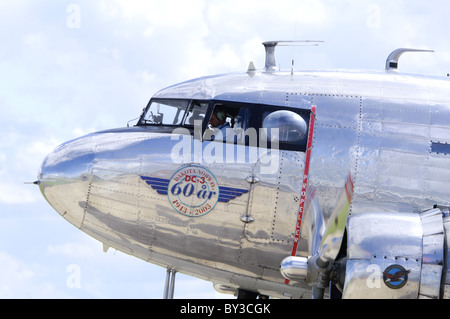 Douglas C-53D Skytrooper (DC-3A Dakota) Vorbereitung für Flug bei Duxford Flying Legends Airshow Stockfoto