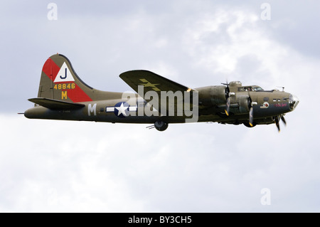 Boeing B - 17G Flying Fortress "Pink Lady" machen einen Überflug in Duxford Flying Legends Airshow Stockfoto