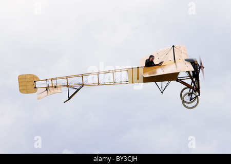 Bleriot XI Flyer ebene Replik in Duxford Flying Legends Airshow Stockfoto