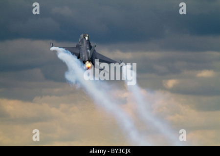 USAF F16-Kampfjet abheben auf der Farnborough Air Show Stockfoto