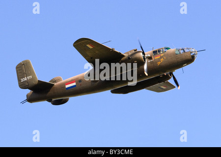 Nordamerikanische TB-25N Mitchell bei Duxford Flying Legends Airshow anzeigen Stockfoto