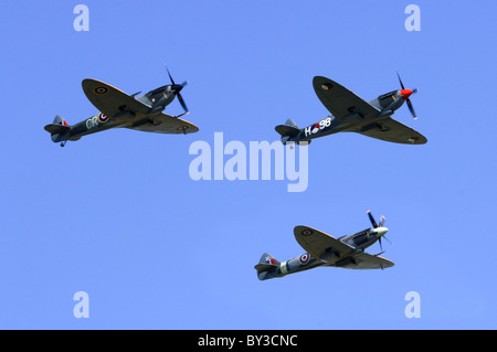 Spitfire LF. XVIe, TR. IXe Trainer und FR. XVIIIe Bildung Überflug bei Duxford Flying Legends Airshow Stockfoto