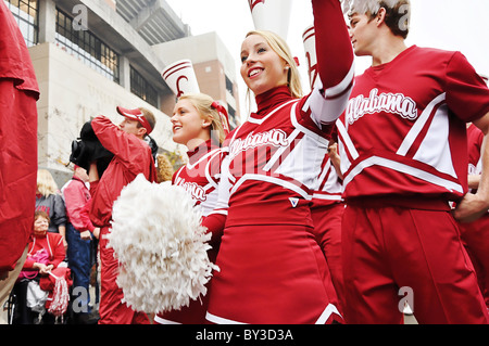 Universität von Alabama Cheerleader im Bryant Denny Stadium in Tuscaloosa, Alabama