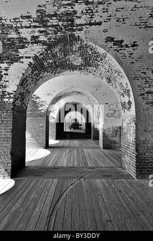 Alte Kanone am Ende der Torbögen an Fort Pulaski in Savannah, Georgia Stockfoto