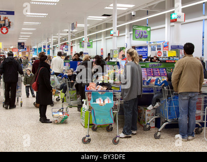 Kassen - Tesco Superstore - Nachbarschaft Schraffur - London Stockfoto