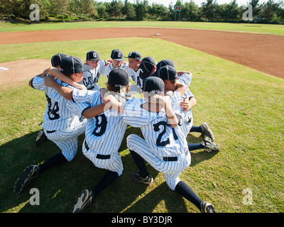 USA, Kalifornien, Ladera Ranch Liga wenig Spieler (im Alter von 10-11) im huddle Stockfoto