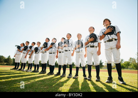 USA, Kalifornien, Ladera Ranch Liga wenig Spieler (im Alter von 10-11) auf Feld Stockfoto