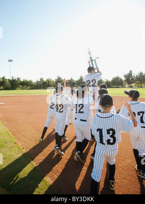 USA, Kalifornien, Ladera Ranch Liga wenig Spieler (im Alter von 10-11) feiern Stockfoto