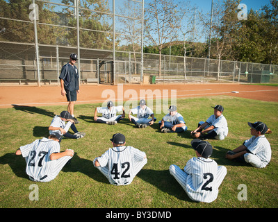 USA, California, Ladera Ranch, Coach Ausbildung jungen (10-11) von kleinen Liga Stockfoto