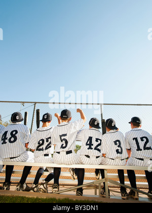 USA, California, Ladera Ranch, jungen (10-11) von kleinen Liga sitzen auf Bank, Rückansicht Stockfoto