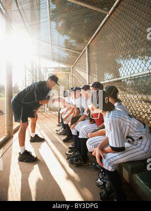 USA, California, Ladera Ranch, Trainerausbildung little League Baseball-team am Unterstand (10-11) Stockfoto