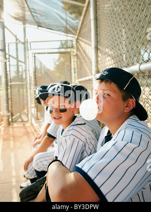 USA, Kalifornien, Ladera Ranch Boys (10-11) von little League Baseball-Teams auf der Trainerbank Stockfoto