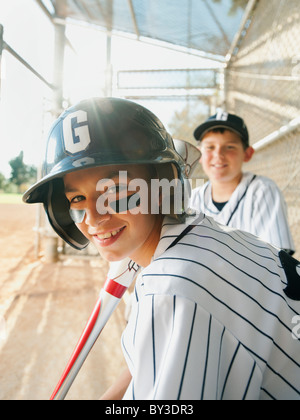 USA, Kalifornien, Ladera Ranch Boys (10-11) von little League Baseball-Teams auf der Trainerbank Stockfoto