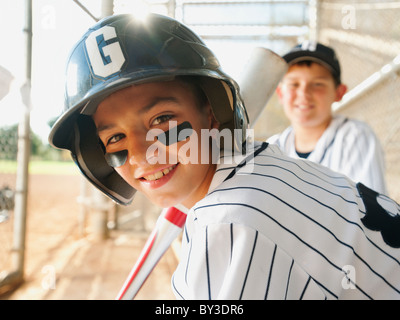 USA, Kalifornien, Ladera Ranch Boys (10-11) von little League Baseball-Teams auf der Trainerbank Stockfoto