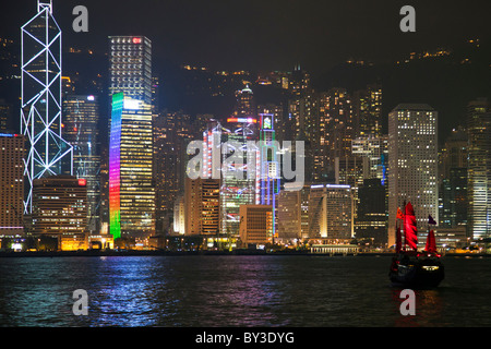 Hong Kong Island China Stadt Skyline von Central District nachts über den Victoria Harbour aus Kowloon gesehen Stockfoto