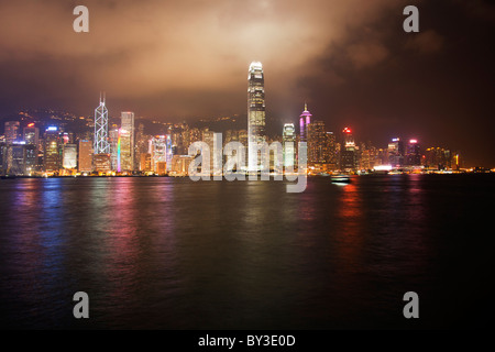 Hong Kong Island China Stadt Skyline von Central District nachts über den Victoria Harbour aus Kowloon gesehen Stockfoto
