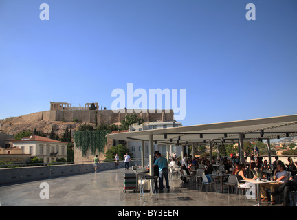 Das Akropolis-Museum Restaurant/Café, Akropolis und Parthenon im Hintergrund, Athen, Griechenland Stockfoto