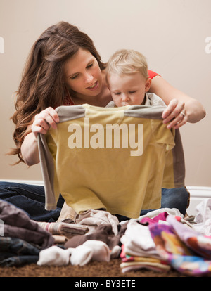 USA, Utah, Lehi, Mutter und Sohn (18-23 Monate) Wäsche Falten Stockfoto