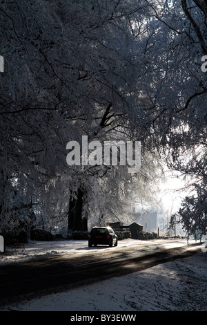 Schneebedeckte Straßen machen Autofahren gefährlich im winter Stockfoto