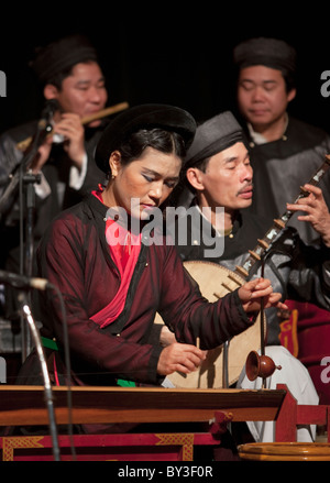 Traditionellen vietnamesischen Musikern begleitet die Schau das als Long-Wasser-Marionetten-Theater in Hanoi Stockfoto