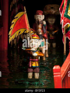 Als Long-Wasser-Marionetten-Theater in Hanoi - Eintrag einer Prozession der Puppen mit einer Fahne Stockfoto