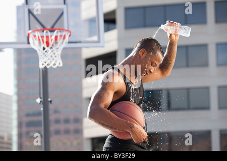 USA, Utah, Salt Lake City, Basketball-Spieler gießt Wasser auf Kopf Stockfoto