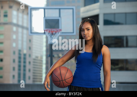 USA, Utah, Salt Lake City, junge Frau mit basketball Stockfoto