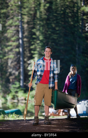 Kanada, British Columbia, Fernie, paar mit Kanu Stockfoto