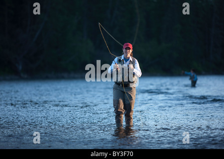 Porträt der Frau, Fernie, Britisch-Kolumbien, Kanada Fliegenfischen in Fluss Stockfoto