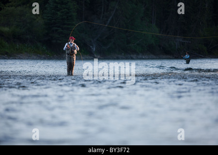 Frau, Fernie, Britisch-Kolumbien, Kanada Fliegenfischen in Fluss Stockfoto