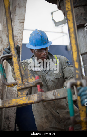 Öl-Arbeiter Ölbohrungen auf Prüfstand Stockfoto