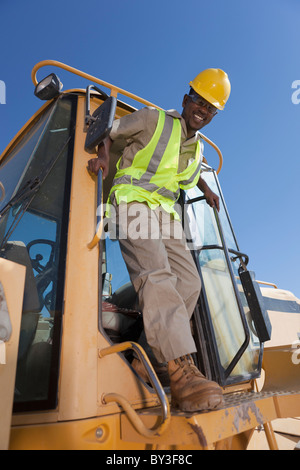 Porträt der Bauarbeiter auf mechanischen Bagger Stockfoto