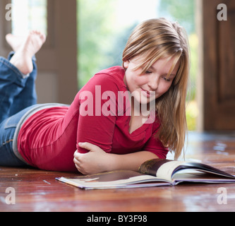 USA, Utah, Mädchen (10-11) Lesebuch Erdgeschoss im Haus Stockfoto