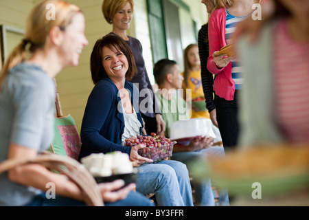 Mädchen (10-11,14-15) mit Mutter und Familie während der Feier Stockfoto