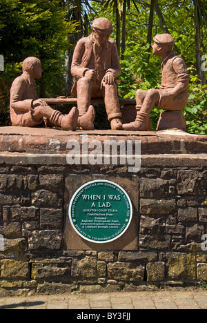 Statue eines Mannes mit Kindern, "Als ich ein Knabe war", Egremont, Nationalpark Lake District, Cumbria, England, UK Stockfoto