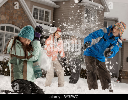 USA, Utah, Provo, jungen (10-11, 12-13) und Mädchen (10-11, 16-17) mit Schnee Ball kämpfen vor der Haus Stockfoto