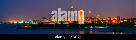 USA, Ohio, Cleveland, Skyline der Stadt in der Dämmerung beleuchtet Stockfoto