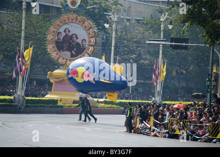 Menge der Zuschauer warten auf die F1-Auto-Show in der Ratchandamneon Red Bull Bangkok 2010, Street Kings Stockfoto