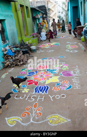 Rangoli sankranthi Festival farbigen Pulver design außerhalb indische Häuser in der Stadt Puttaparthi, Andhra Pradesh, Indien Stockfoto