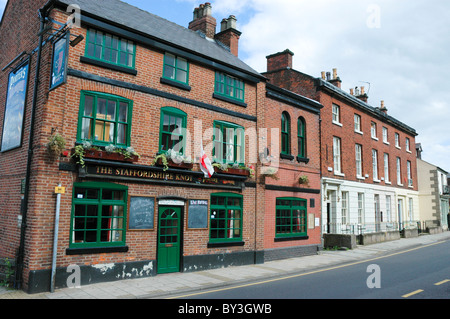 Traditionellen nördlichen englischen Pub; Teil einer typischen Kleinstadt Straßenszene. Stockfoto