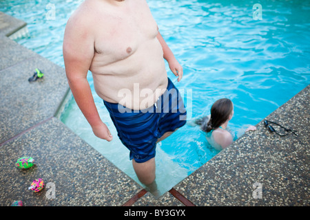 Hughson, California, Vereinigte Staaten von Amerika.  Eine übergewichtige Teenager Schritte aus einem Schwimmbad. Stockfoto